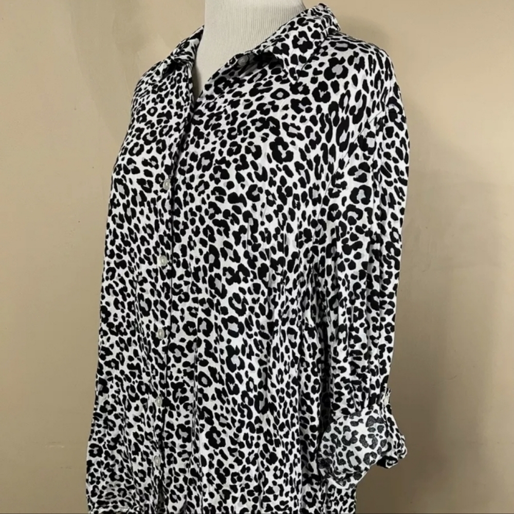 Jones New York Sport button down black and white animal print top. Size 1x